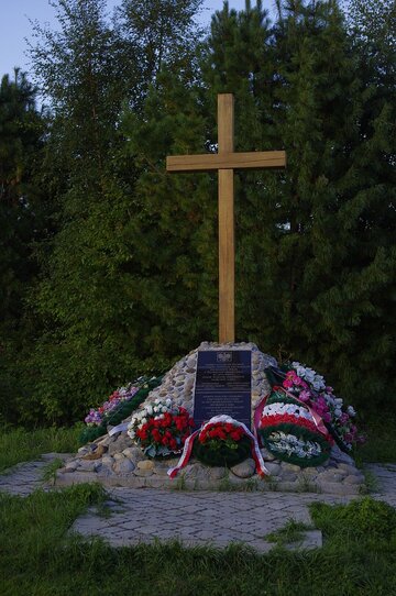 Krzyż nad brzegiem Bajkału upamiętniający bitwę pod&nbsp;Miszychą podczas powstania zabajkalskiego. W&nbsp;2023&nbsp;r. został zniszczony przez "nieznanych sprawc&oacute;w"