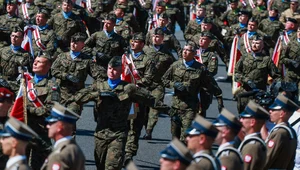 Miniatura: "Żołnierze stali nieruchomo w pełnym...