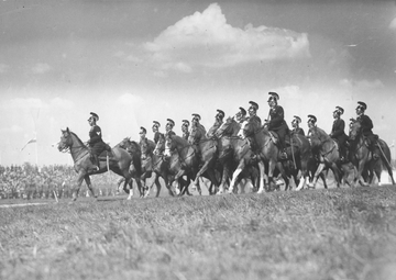 Defilada oddziału konnego policji. 3&nbsp;maja 1936&nbsp;r.