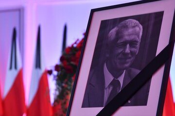 Dzisiaj w Sali Kolumnowej Sejmu hołd Kornelowi Morawieckiemu oddali najważniejsi politycy i urzędnicy państwowi, w tym m.in. premier Mateusz Morawiecki z rodziną, prezes PiS Jarosław Kaczyński i prezes Trybunału Konstytucyjnego Julia Przyłębska. 