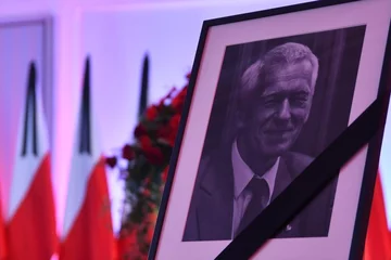 Dzisiaj w Sali Kolumnowej Sejmu hołd Kornelowi Morawieckiemu oddali najważniejsi politycy i urzędnicy państwowi, w tym m.in. premier Mateusz Morawiecki z rodziną, prezes PiS Jarosław Kaczyński i prezes Trybunału Konstytucyjnego Julia Przyłębska. 