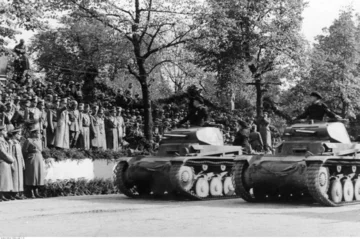 Adolf Hitler w Warszawie Defilada niemieckich wojsk w Warszawie, w tle trybuna honorowa.