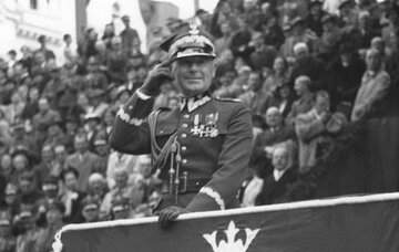 Marszałek Edward Rydz-Śmigły przyjmuje defiladę w&nbsp;Bydgoszczy, we&nbsp;wrześniu 1937&nbsp;r.