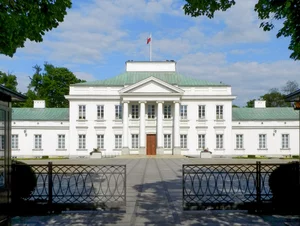 Miniatura: Nowy znak przed Belwederem. Z wiadomością...