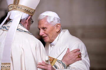Papież Franciszek i&nbsp;emerytowany papież Benedykt XVI