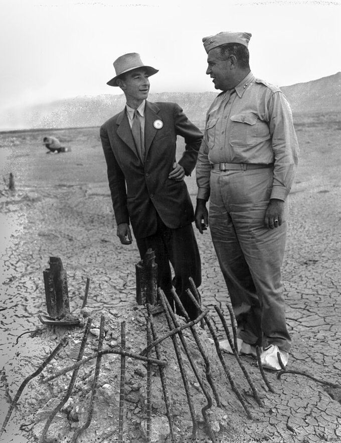 Robert Oppenheimer i Leslie Groves we wrześniu 1945 roku na terenie, gdzie przeprowadzono test bomy jądrowej "Trinity" w Nowym Meksyku