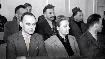 Witold Pilecki, Maria Szelągowska i&nbsp;Tadeusz Płużański (z profilu) na&nbsp;ławie oskarżonych, marzec 1948