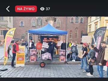 Paweł Wajda zbierający podpisy