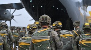 Miniatura: Żołnierze NATO ewakuują się z Bliskiego...