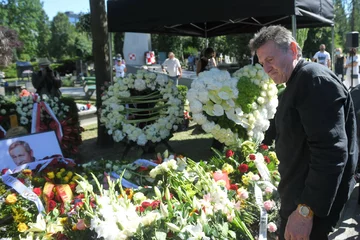 Aktor Krzysztof Majchrzak (P) podczas uroczystości pogrzebowych Andrzeja Strzeleckiego 