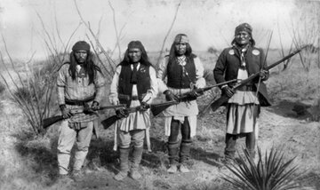 Geronimo (pierwszy z&nbsp;prawej) i&nbsp;jego wojownicy
