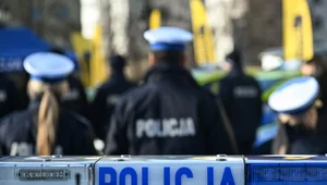 Miniatura: Policjanci przed drzwiami dziennikarki....