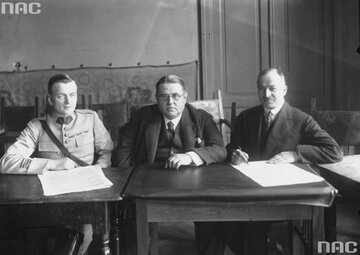 Władze PZPN w&nbsp;1927 roku: od&nbsp;lewej mjr Maryan Esman (wiceprezes), Edward Cetnarowski (prezes) i&nbsp;Wacław Wojakowski (sekretarz generalny)