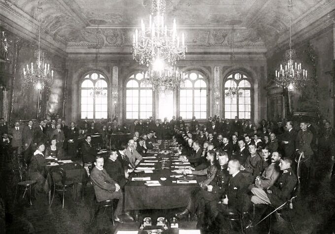 Pierwsze posiedzenie plenarne rokowań. Delegacja sowiecka po lewej, po prawej delegacja polska ze Stanisławem Grabskim.