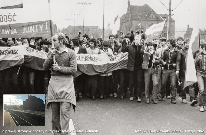 100-tysięczny pochód na trasie Gdańsk-Wrzeszcz-Zaspa. Stanisław Bortkiewicz w ciemnej kurtce i okularach