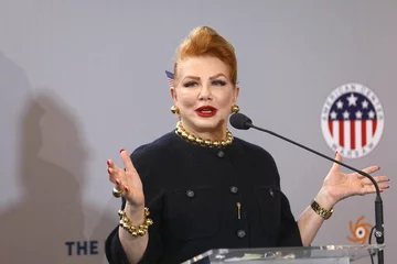 30. 11. || Po ostrej reakcji polskich mediów na list ambasador Georgette Mosbacher, dyplomatka w wywiadzie dla "Do Rzeczy" przeprosiła. „Szanuję swoich odpowiedników i rząd w Polsce” - zapewniła ambasador USA. 