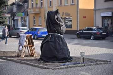 Zasłonięty kr&oacute;lik na&nbsp;rynku w&nbsp;Szamotułach