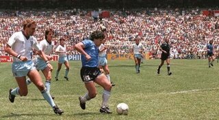 Diego Maradona podczas meczu z&nbsp;Anglią na&nbsp;Mundialu w&nbsp;1986 roku strzela gol nazwany "golem stulecia"