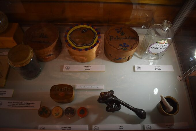 Pojemniki i narzędzia wykorzystywane przez laborantów w Muzeum Sportu i Turystki w Karpaczu