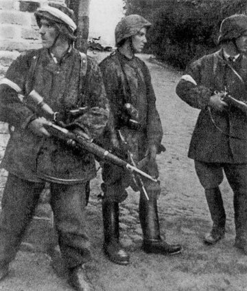 Żołnierze plutonu "Alek" w&nbsp;zdobytym obozie "Gęsi&oacute;wka" -&nbsp;KL Warschau; powstańcy uratowali Żyd&oacute;w z&nbsp;niemieckiego obozu 5&nbsp;sierpnia 1944