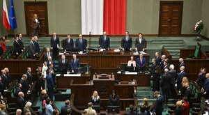 Miniatura: PiS rośnie, Konfederacja i Korona idą łeb...