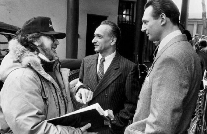 Steven Spielberg, Ben Kinglesy i Liam Neeson na planie filmu „Lista Schindlera"