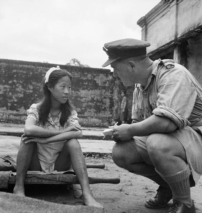 Młoda Chinka wysłana do Birmy przez Japończyków jako przymusowa "prostytutka" po wyzwoleniu domu publicznego rozmawia z alianckim oficerem