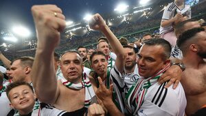 Miniatura: Legia mistrzem Polski, kibice świętują w...