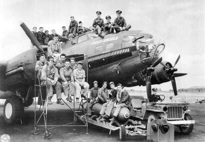 Załoga amerykańskiego bombowca B-17F  "Hells Angels", 1943 r.