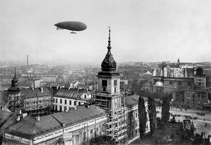 Polski sterowiec Lech podczas lotu nad Warszawą, 1926 r.