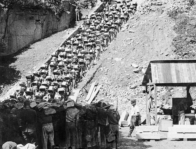 Więźniowie na tzw. schodach śmierci w niemieckim obozie Mauthausen-Gusen