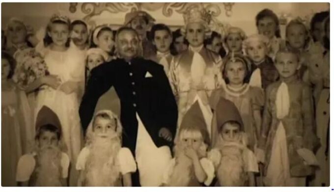 Digvijaysinhji - indyjski maharadża, który w czasie II wojny światowej ocalił około tysiąca polskich dzieci. Na zdjęciu w towarzystwie dzieci w czasie jasełek