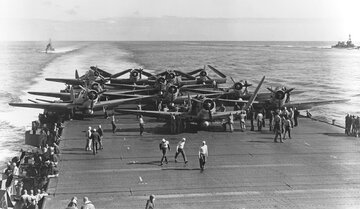 Samoloty torpedowe na pokładzie USS &bdquo;Enterprise&rdquo; przed startem, 4 czerwca 1942 r.