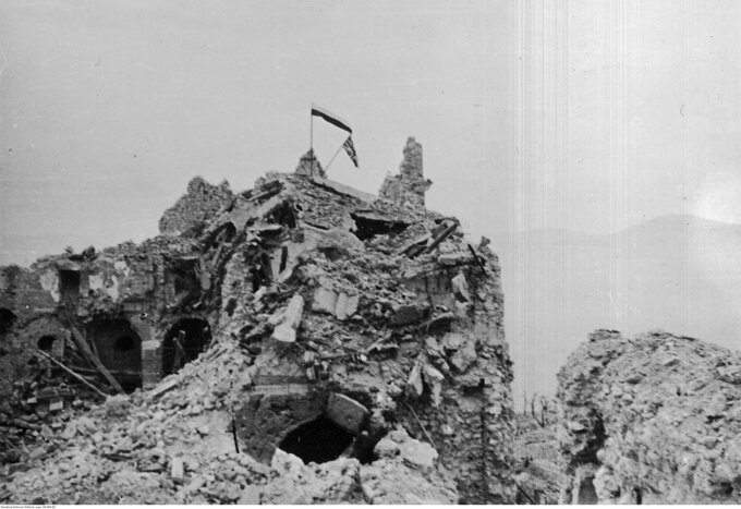 Flagi polska i brytyjska powiewające nad ruinami klasztoru na Monte Cassino