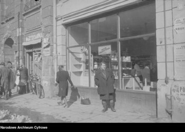 Sklep z&nbsp;artykułami spożywczymi w&nbsp;Warszawie, 1947 rok