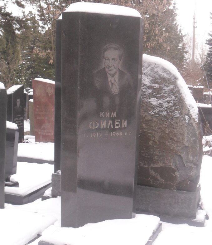Nagrobek Kima Philby'ego na moskiewskim cmentarzu.