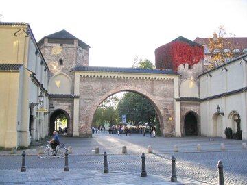 Sendlinger Tor -&nbsp;brama miejska w&nbsp;Monachium; miejsce historycznych imprez Oktoberfest