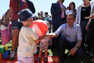 Mateusz Morawiecki podczas pikniku zorganizowanego z okazji inauguracji programu „500+ na każde dziecko” 