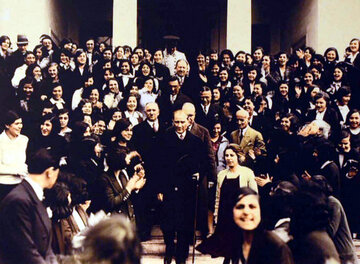 Atat&uuml;rk w&nbsp;czasie wizyty na&nbsp;Uniwersytecie Stambulskim, 1933&nbsp;r.