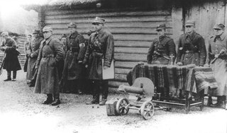 Przysięga żołnierzy 2&nbsp;kompanii 7&nbsp;batalionu 77 Pułku Piechoty (Okręg Nowogr&oacute;dek Armii Krajowej), 1944&nbsp;r. Pośrodku (z mapnikiem) por. Jan Piwnik ps. "Ponury".