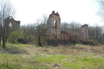 Ruiny dworu księdza Brzostowskiego w&nbsp;Pawłowie.