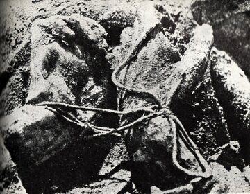 Węzeł katyński -&nbsp;ręce ofiary związane za&nbsp;plecami