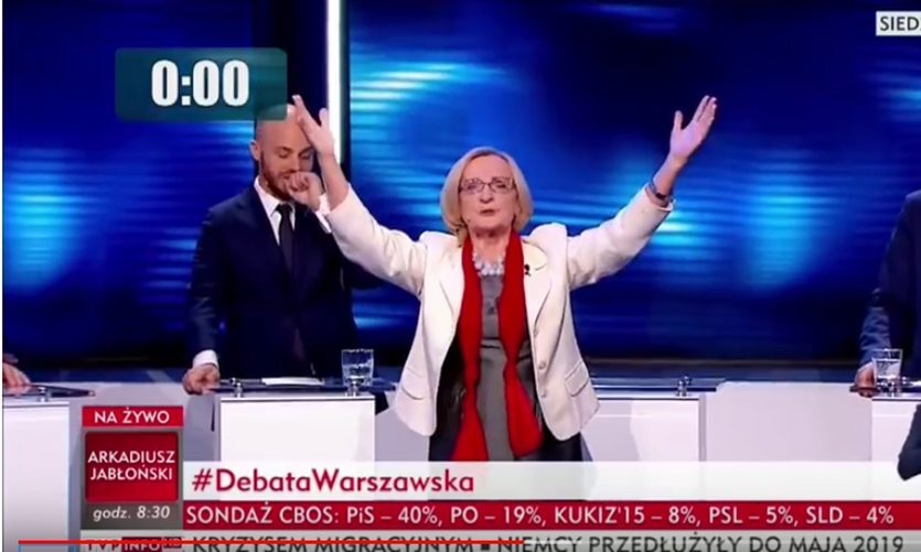 Warszawska debata obfitowała w kuriozalne, zabawne momenty. Show skradła jednak Krystyna Krzekotowska, która w trakcie swojego wystąpienia wyszła na środek pomieszczenia i padła na kolana krzycząc "powstańcie dumni warszawiacy". 