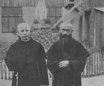 O. Maksymilian Maria Kolbe (z prawej) oraz&nbsp;o. Kornel Czupryk przed wyjazdem do&nbsp;Japonii w&nbsp;1933&nbsp;r.