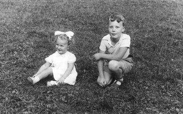 Adam i&nbsp;Elinoar Druks, dzieci Iro Druksa. Sierpień 1937