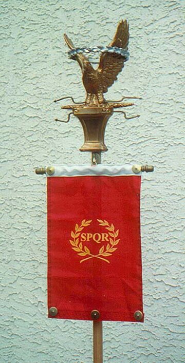 Sztandar rzymski z&nbsp;napisem SPQR (Senat i&nbsp;lud rzymski)