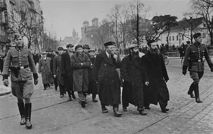 Żydzi eskortowani w drodze do pracy na Krakowskim Przedmieściu (marzec 1940)