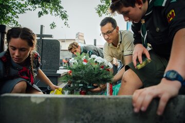 Premier Mateusz Morawiecki z harcerzami na grobach Powstańców Warszawskich 