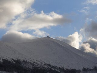 Śnieżka zimą, widok z Kruczych Skał w Karpaczu