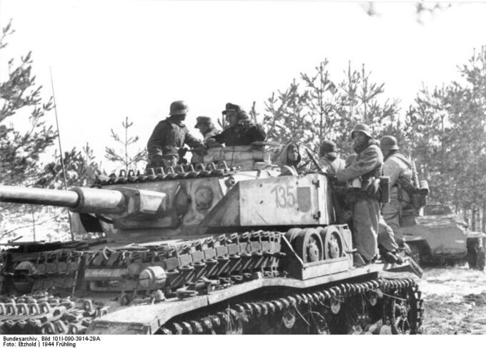 Czołg PzKpfw IV z 4 Dywizji Pancernej (Rosja, 1944) Fot. Bundesarchiv, Bild 101I-090-3914-29A / Etzhold / CC-BY-SA 3.0